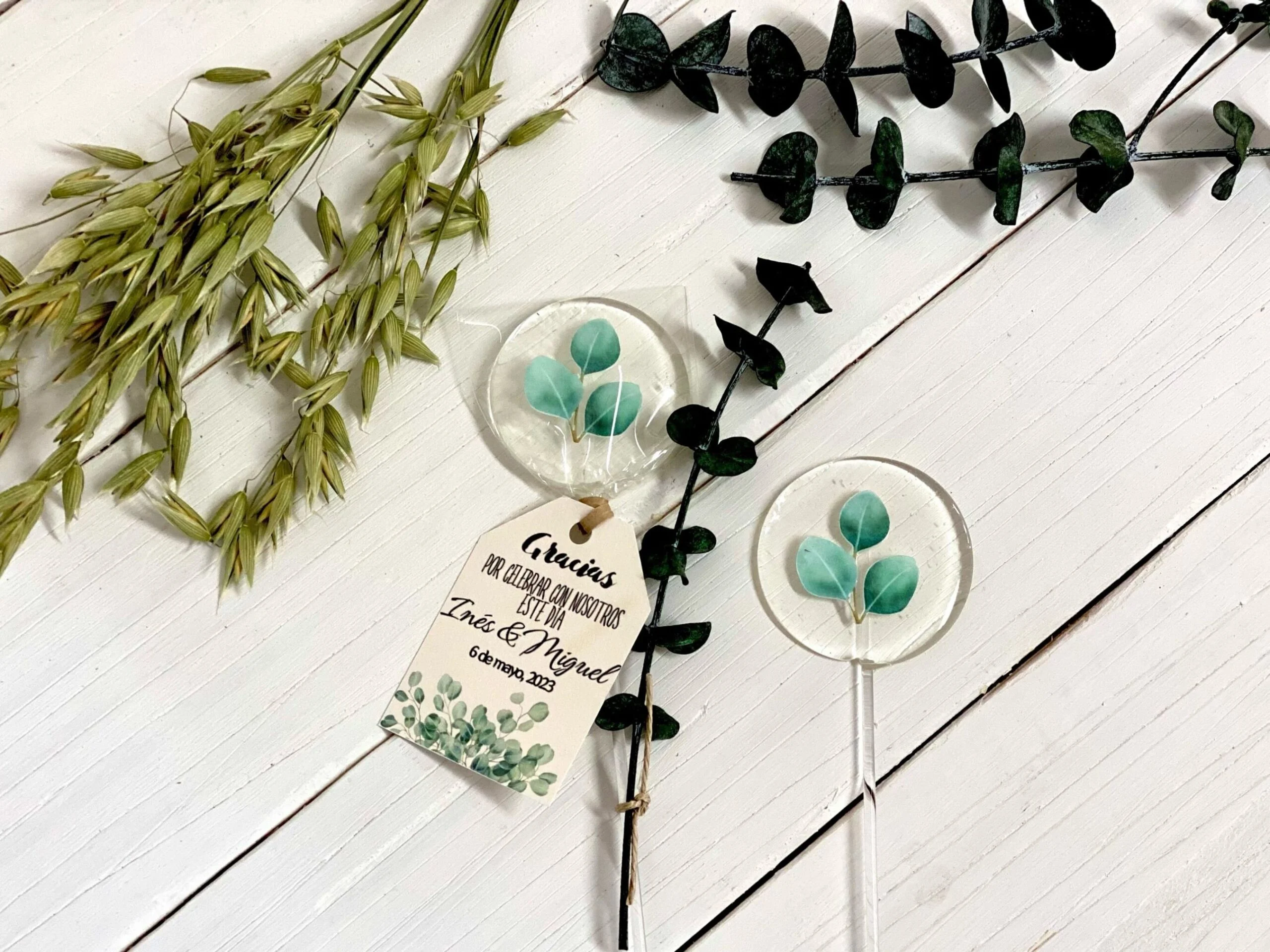 Wedding details: eucalyptus leaves - Image 4