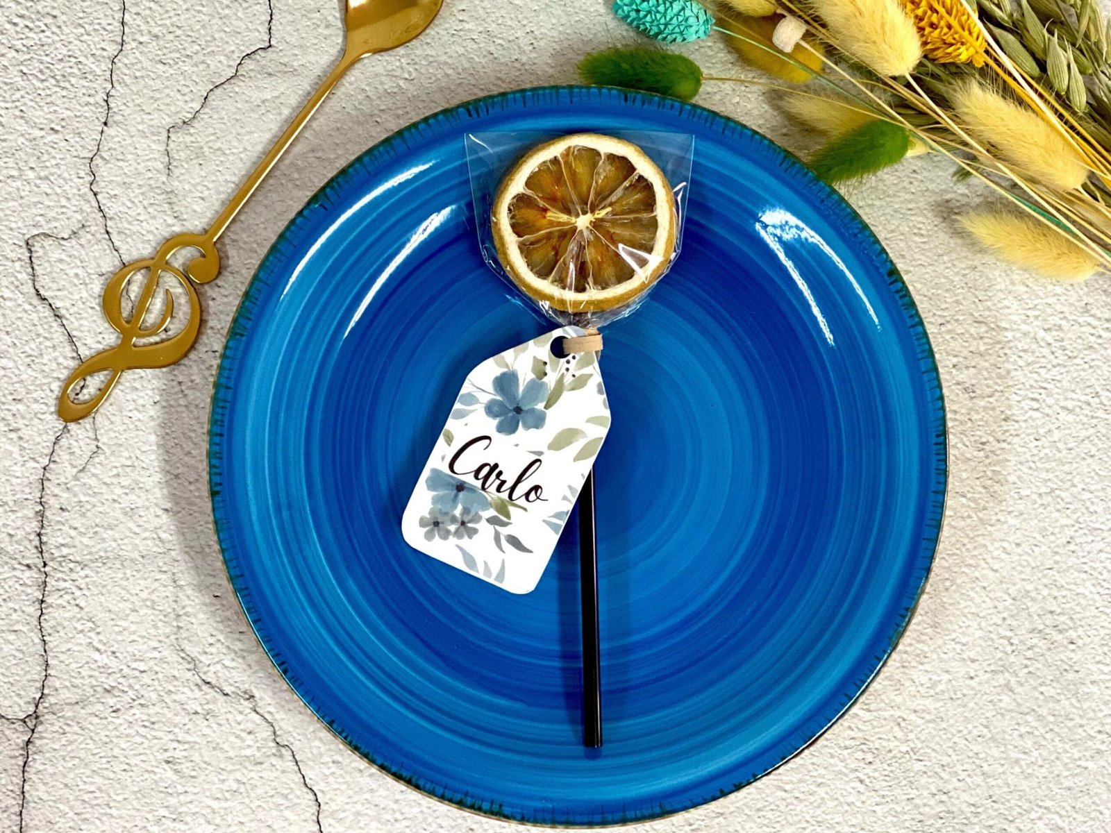 Detalles de boda piruleta cóctel con flor azul