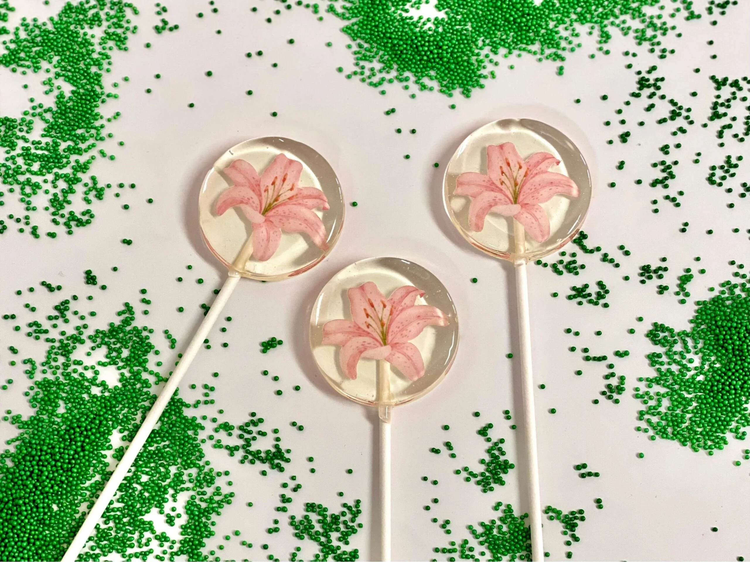 Personalisierte Lutscher mit rosa Lilienblüte
