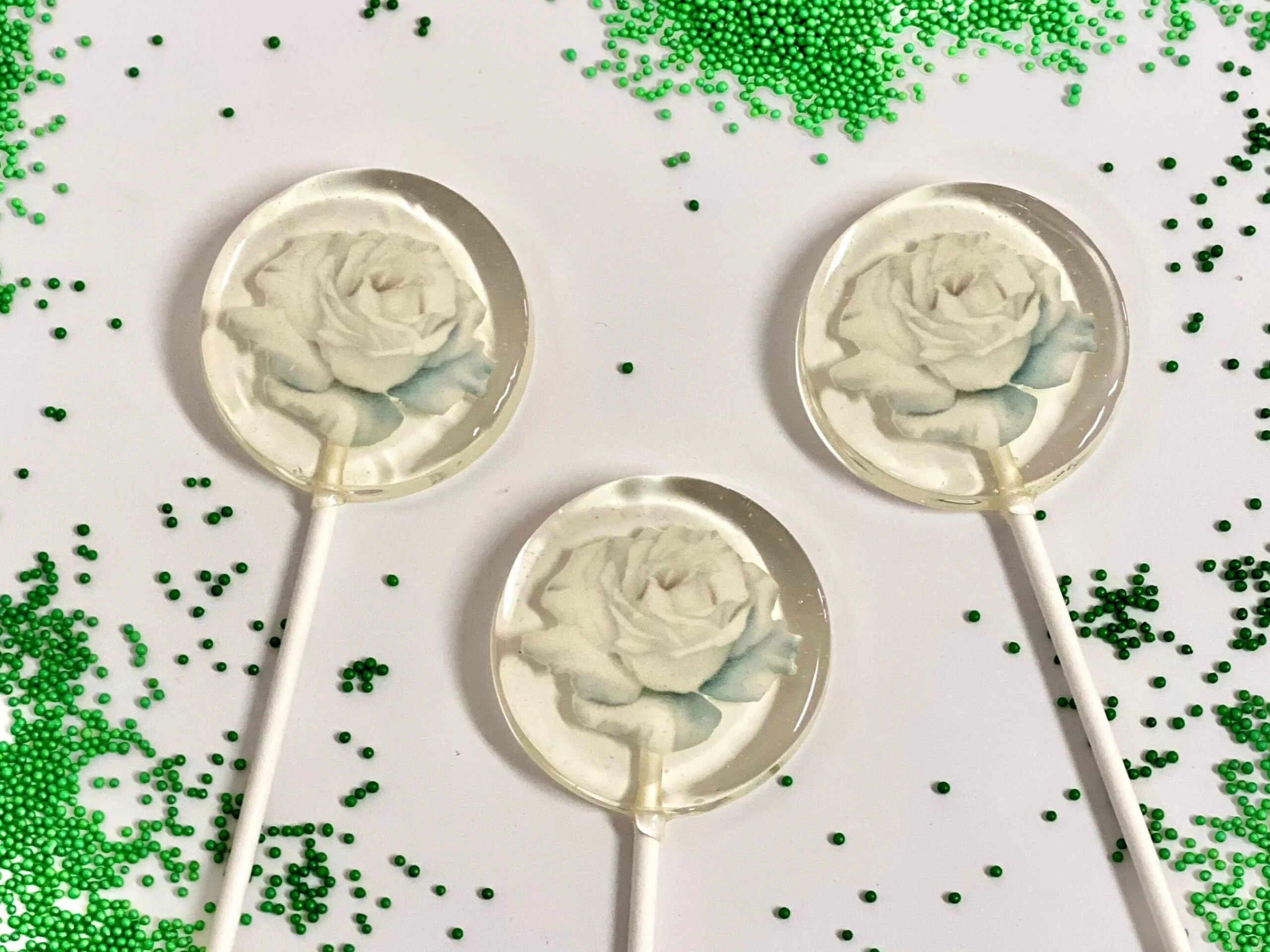 Sucettes personnalisées avec une rose blanche