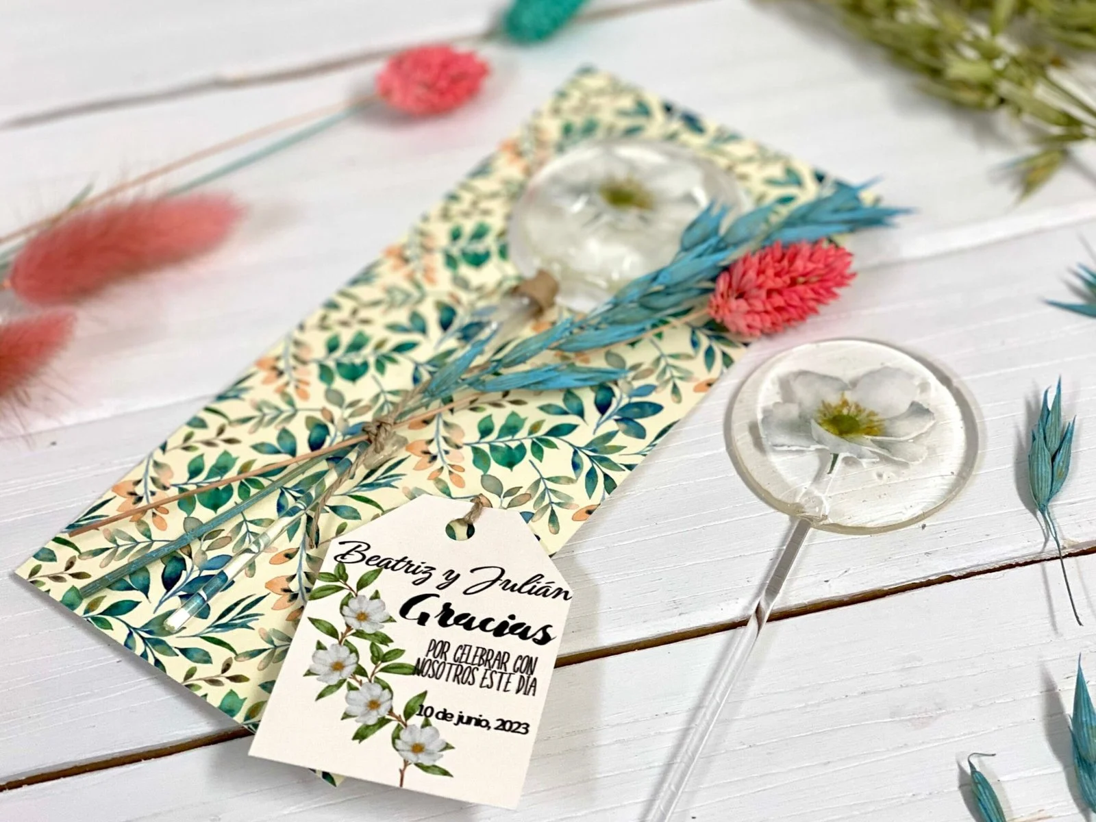 Wedding details with white flowers - Image 2