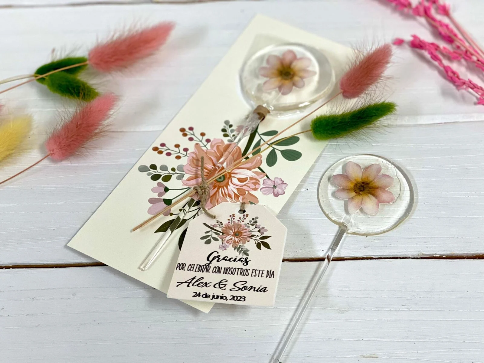 Detalles de boda con flores rosas - Imagen 4