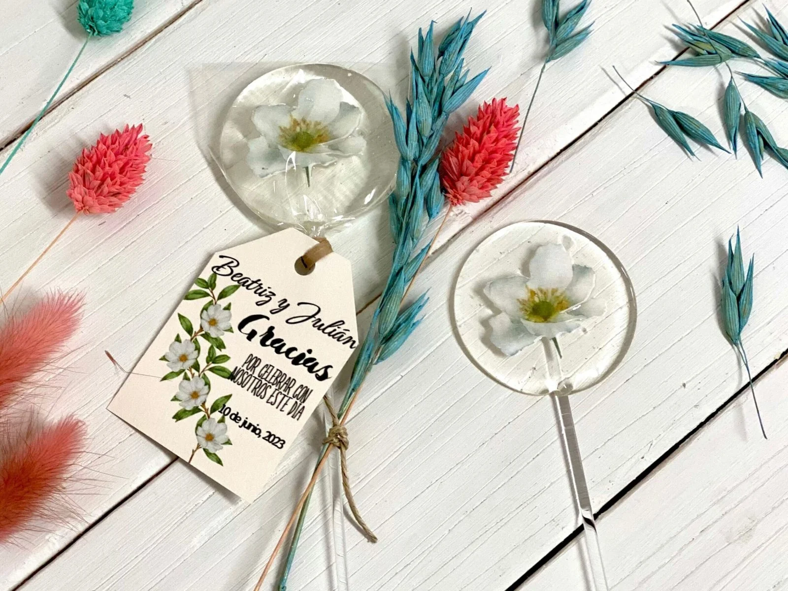 Wedding details with white flowers - Image 7
