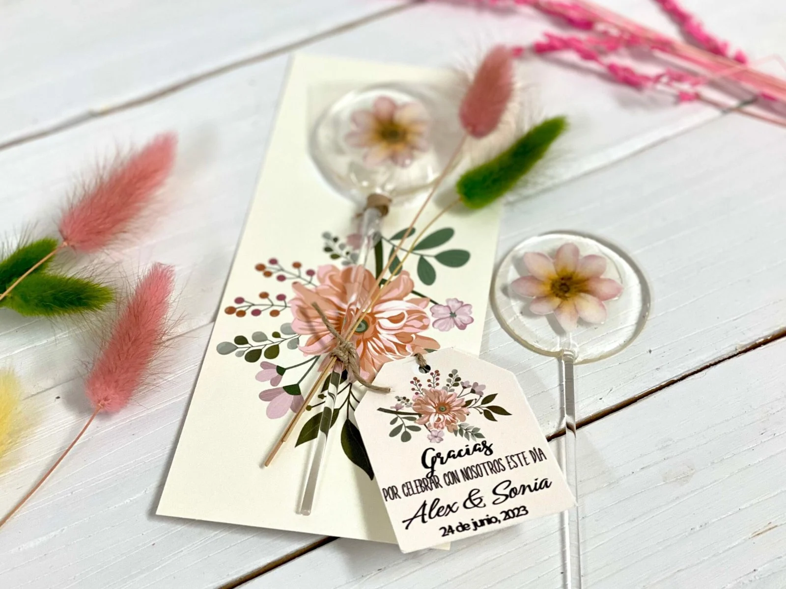 Detalles de boda con flores rosas - Imagen 3