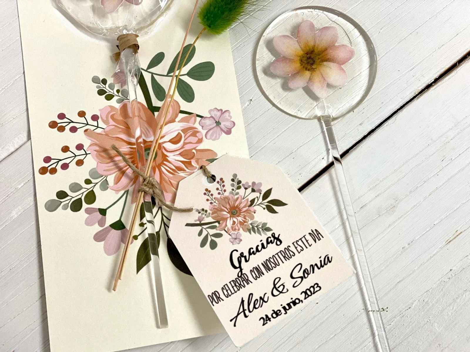 Detalles de boda con flores rosas - Imagen 7