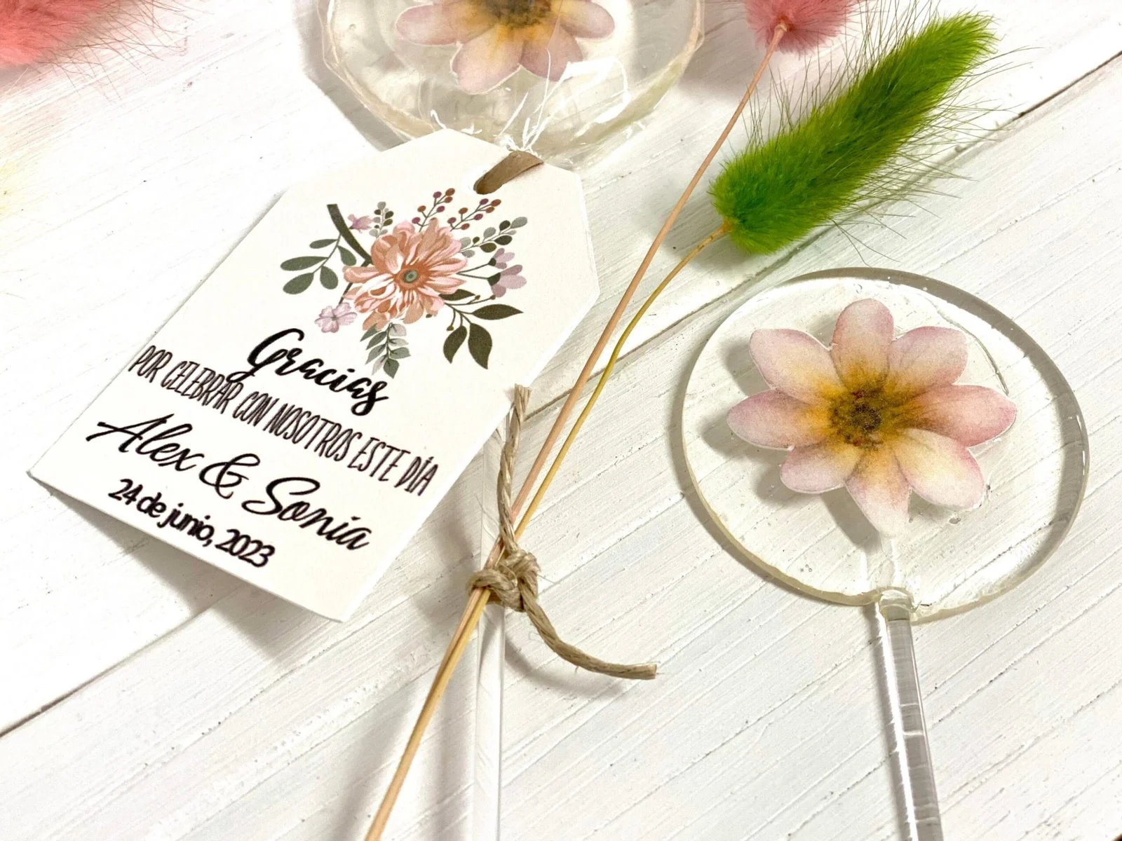Detalles de boda con flores rosas - Imagen 8
