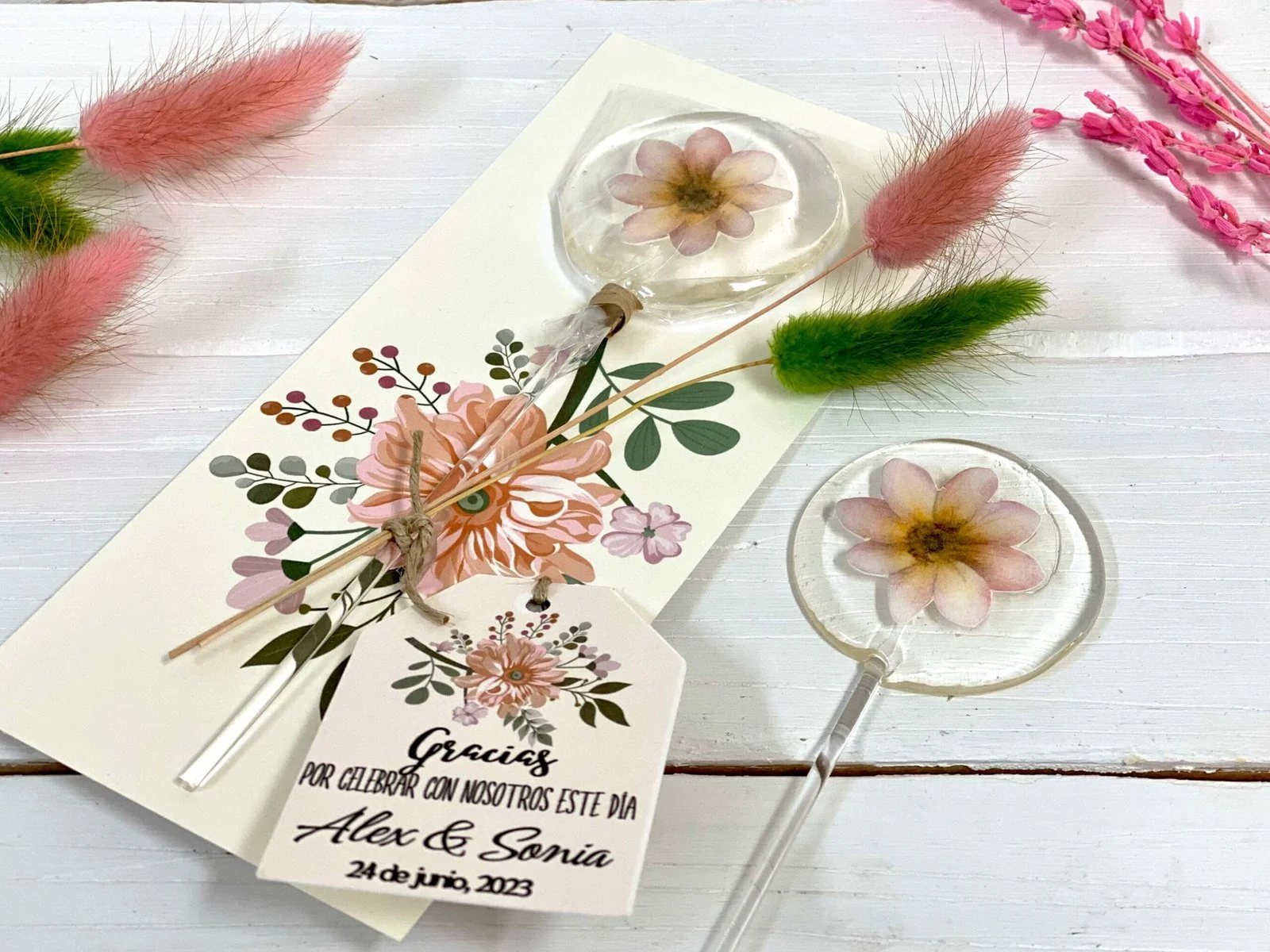 Detalles de boda con flores rosas - Imagen 9